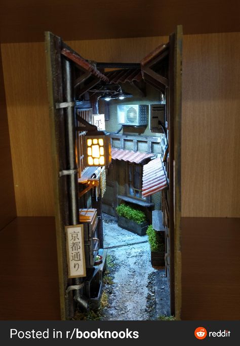 Book Shelf Nook Ideas, Anime Book Nook, Booknook Tutorial, Book Nook Ideas Diy, Book Nook Shelf Insert Diy, Booknook Diy, Book Nook Insert, Kyoto Street, Book Nook Diorama