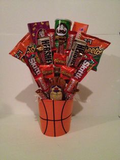 Basketball Gift Basket Ideas | Basketball Snack Gift Basket for Father's Day by BasketsOfDestiny, $50 ... Sports Easter Basket, Basketball Snacks, Basketball Centerpieces, March Madness Parties, Basketball Senior Night, Diy Basketball, Snack Gift Baskets, Basketball Theme Party, Basketball Tricks