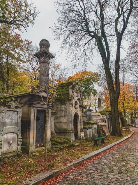 Père-Lachaise, Paris Paris Cemetery, Cemetery Photography, French Vibes, Cemeteries Photography, Paris In Autumn, Pere Lachaise Cemetery, Secret Passages, Cemetery Art, Roman Baths