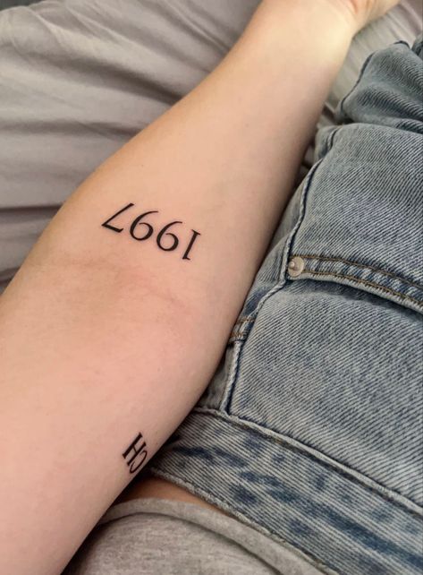 Birthday Date Tattoos, Small Tattoo Simple, Number Tattoo Fonts, Date Tattoo, Wrap Around Tattoo, Father Tattoos, Letter Tattoo, Idea Tattoo, Date Tattoos