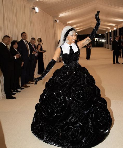 Cardi B Red Carpet, Black Rose Dress, Cardi B Photos, Black Ball Gown, Met Gala Red Carpet, Artist Models, Female Rappers, Rose Dress, The Grey