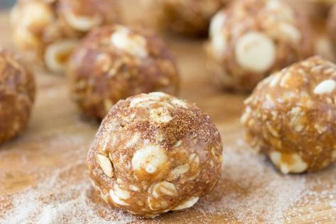 Spanish Hot Chocolate, Blood Hound, Oatmeal Balls, Energy Bites Healthy, Oatmeal Bites, Energy Balls Healthy, Energy Bites Recipes, Peanut Butter Roll, Cinnamon Oatmeal