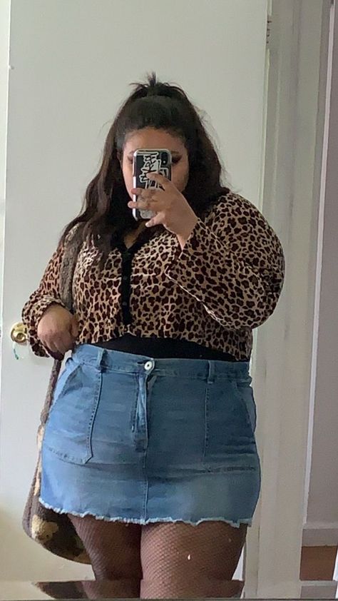 Size 20 Outfits, Girlfriends Style, Skirt Outfit Plus Size, Denim Mini Skirt Outfit, 20 Outfits, Mini Skirt Outfit, Outfit Plus Size, Chubby Fashion, Big Girl Fashion