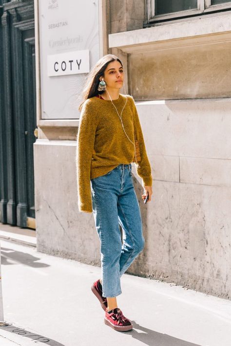 For the days when you simply can't even, we've pulled together our favorite laid back outfits for you to try for yourself. Check them out now. Tuck Sweater, Vogue Street Style, Laid Back Outfits, Cool Girl Style, Hipster Girls, Fashion Week 2018, Campaign Fashion, Paris Fashion Week Street Style, Minimal Outfit