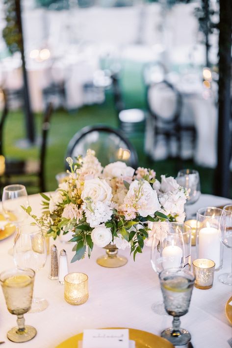 how beatiful is this white and pink centerpiece with tea candles #candlelitwedding #teacandletable Simple Candle Centerpieces Wedding, Candlelit Wedding Reception, Unique Wedding Table Decorations, Wedding Ceremony Outdoor, 35mm Film Wedding, Simple Centerpiece, Wedding Centerpiece Ideas, Candlelit Wedding, Candle Lit Wedding