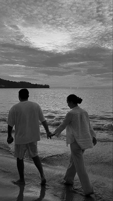 Romantic Beach Couple, Beach Couple Poses, Creative Beach Pictures, Family Motivation, Couples Beach Photography, Couple Beach Pictures, Beach Photo Inspiration, Travel Pose, Beach Couple