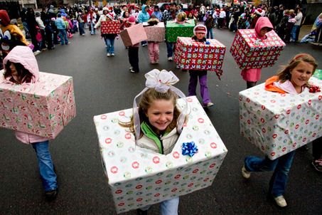 "A gift to the community." Holiday Parade Floats, Michigan Christmas, Christmas Parade Floats, Christmas Towns, Parade Ideas, Holiday Parades, Girl Scout Activities, Christmas Pageant, Scout Activities