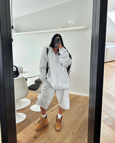 Sweatpants And Timberlands Outfit, Blvckd0pe Outfit, Alo Fits, Timbs Outfits Women, Timbs Outfits, Tomboy Outfit Ideas, Pakaian Hipster, Tom Girl, Street Style Outfits Casual