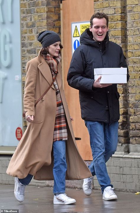 Stoke Newington, Downton Abby, Michelle Dockery, Minimal Street Style, Minimal Look, Central London, Downton Abbey, Shopping Trip, Daily Mail