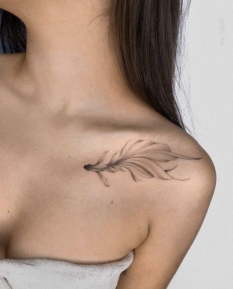 Aesthetic Tattoo Ideas, Small Shoulder Tattoos, 20 Aesthetic, Bone Tattoos, Shoulder Tattoos For Women, Stylist Tattoos, Collar Bone Tattoo, Discreet Tattoos, Spine Tattoos