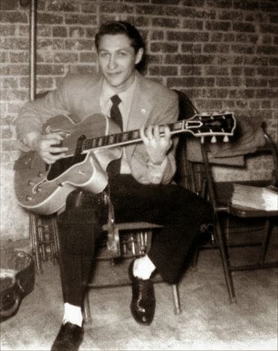 Pioneering rock and roll guitarist Scotty Moore, who was a member of Elvis Presley's original band passed away at the age 84 on June 28th, 2016. He died in Nashville on Tuesday after several months of poor health. Moore is credited with helping Elvis shape his sound that came to be called rock and r Scotty Moore, Rockabilly Music, Sun Records, Rock Guitar, Rock N’roll, Guitar Hero, Music Icon, Music Legends, Guitar Player