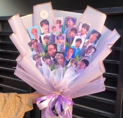 Bt21 Flower Bouquet, Bts Flower Bouquet, Photocard Bouquet, Army Crafts, Creative Money Gifts, Flower Bouquet Diy, Bts Birthdays, Plate Decor, Birthday Gifts For Best Friend