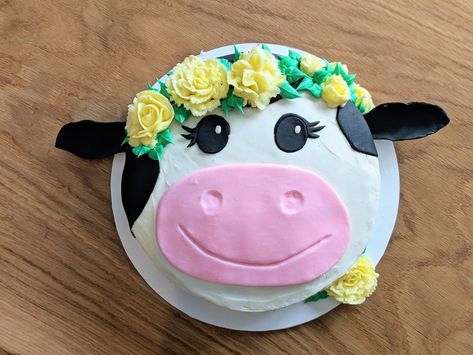 Cow with floral crown birthday cake. Cow Birthday Cake Diy, Cow Cakes Birthday Girl, Cow Cake Ideas, Crown Birthday Cake, Cow Birthday Cake, Cow Cake, Tractor Cake, Cow Cakes, Quick Cake