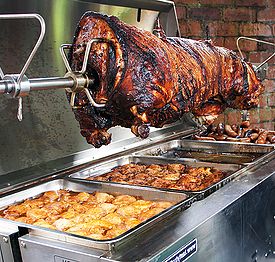 Spit Roast Lamb, Pig Rotisserie, Lamb Spit, Rotisserie Recipes, Spit Roaster, Bbq Spit, Spit Rotisserie, Cooking With Charcoal, Drum Smoker