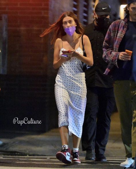 Friends In New York, Karla Welch, Hailey Bieber Outfits, Hailey Bieber Style, Hailey Baldwin Style, Model Inspo, Outfits With Converse, Long Dress Casual, August 17