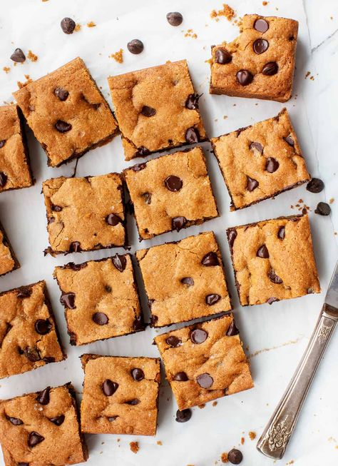 These chocolate chip cookie bars are the BEST easy dessert! They're soft, chewy, and packed with gooey chocolate chips. Easy Chocolate Chip Cookie Bars, Chocolate Chip Cookie Bar Recipe, Easy Chocolate Chip Cookie, Best Peanut Butter Cookies, Make Chocolate Chip Cookies, Chocolate Chip Bars, Peanut Butter Cookie Dough, Chocolate Chip Cookie Bars, Chewy Chocolate Chip Cookies