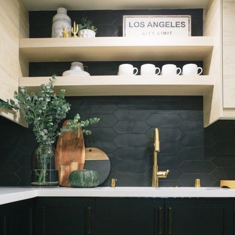 Black Cabinets With Backsplash Ideas, Black Backsplash Wet Bar, Black Kitchen Splashback Tiles, Black Backsplash Wood Cabinets, Kitchen Dark Backsplash, Dark Backsplash Kitchen, Matte Black Backsplash, Kitchen Black Backsplash, Matte Tile Backsplash