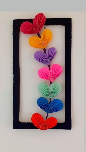 Diy Paper Flowers, Paper Wall Hanging, Simple Wall Decor, Paper Flower Decor, Diy Projects For Beginners, Paper Flower Crafts, Wall Hanging Crafts, Paper Quilling Designs, Creation Deco