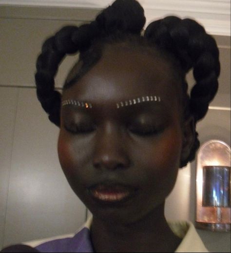 No Eyebrows Aesthetic, Rhinestone Eyebrows, Afro Futurism, Face Beat, Beat Face, Brow Makeup, Eyebrow Makeup, Makeup Inspo, Makeup Ideas