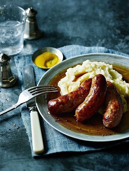 savoury, mashed potataoes, sausages Sausage And Mash, Dark Food Photography, Bangers And Mash, Food Photography Inspiration, Pub Food, Food Drink Photography, Food Photography Styling, Sausage Recipes, Sausages