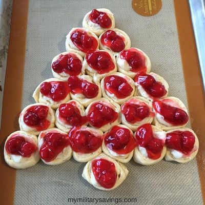 Christmas Tree Breakfast, Christmas Goodies Recipes, Christmas Tree Desserts, Cherry Christmas, Cheese Danish Recipe, Canning Cherry Pie Filling, Cream Cheese Danish, Danish Christmas, Canned Cherries