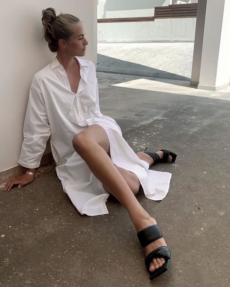 ALOHAS on Instagram: “@carolinehannibal bringing you the ideal weekend outfit. Love it as much as we do? #twiststrap #alohaschicas #alohas” Book Beach, Brown Leather Flats, Tan Leather Sandals, Leather Sandals Flat, Brown Leather Sandals, Reading A Book, Content Ideas, Beach Time, Weekend Outfit