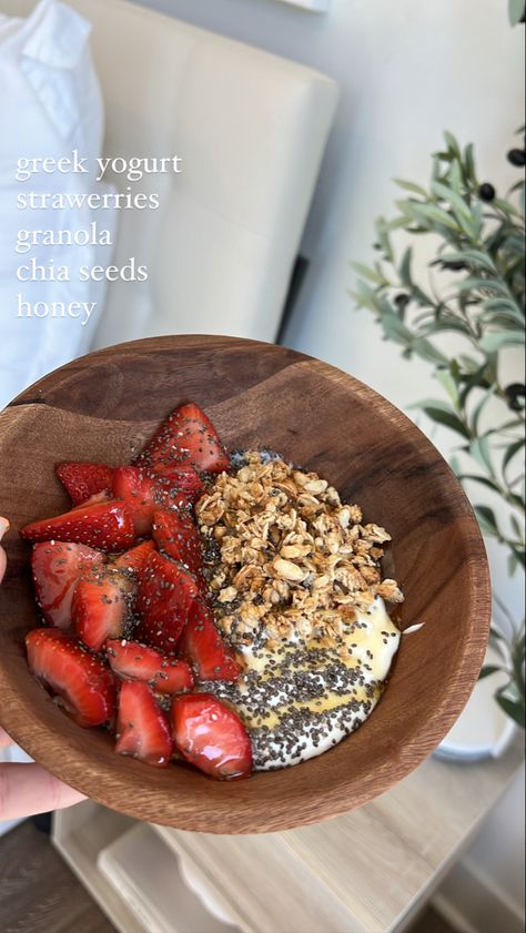 Yogurt Fruit Bowl, What I Eat For Breakfast, Bakery Foods, Healthy Dinner Ideas, Protein Food, 75 Hard, Wellness Planner, Boujee Aesthetic, Healthy Food Inspiration