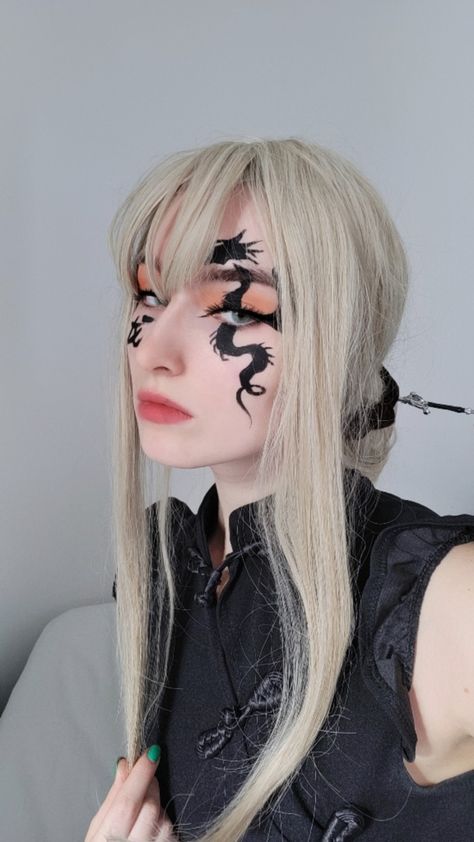 Dragon Makeup Halloween Easy, Chinese Face Painting, Chinese Dragon Makeup, Dragon Inspired Makeup, Dragon Halloween Makeup, Asian Halloween Ideas Costumes, Dragon Makeup Halloween, Dragon Eyeliner, Asian Halloween Ideas