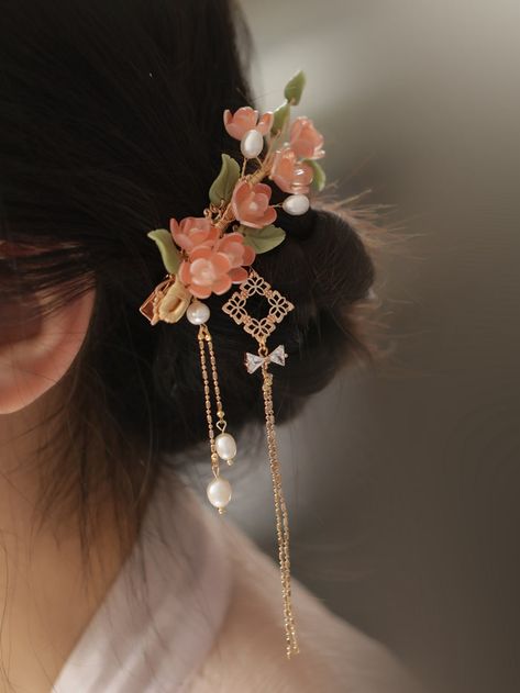 Peach Camellia Flower Hair Clip Material: Resin Peach Flower Size: 9 cm/3.54 inches + removable tassel is 12 cm/4.72inches -Tarnish-resistant and sweat-resistant -Hypoallergenic, made without lead, nickel, and cadmium About This Collection: The Jewelry Blossom Garden Society Flower Jewelry collection is filled with rom Cute Flower Jewelry, Bridesmaid Hair Accessories Flower, Cherry Blossom Hair Pin, Flower On Hair, Outfits Elegantes Juveniles, Dahlia Jewelry, Peach Accessories, Asian Hair Ornaments, Peach Jewelry