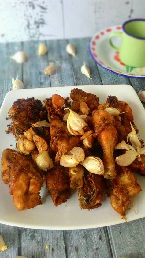 Ayam goreng bawang putih khas batam Malay Food, Ayam Bakar, Food Receipt, Duck Recipes, Malaysian Food, Indonesian Food, Healthy Meal Prep, Creative Food, Traditional Food