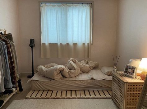 Alex Bondoc Room, Mini Room Ideas Bedrooms Small Spaces, Matress Ideas Floor Aesthetic, Matress Ideas Floor, Cama Aesthetic, Small Cozy Apartment, Minimalist Living Room Decor, Bedroom Decor Design, Small Room Design