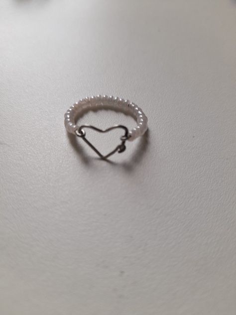 Diy Jewelry For Boyfriend, Diy Promise Rings, Diy Heart Ring, Bead Heart Ring, Wire Rings Ideas, Heart Wire Ring, Handmade Rings Tutorial, Seed Bead Heart, Anel Tutorial