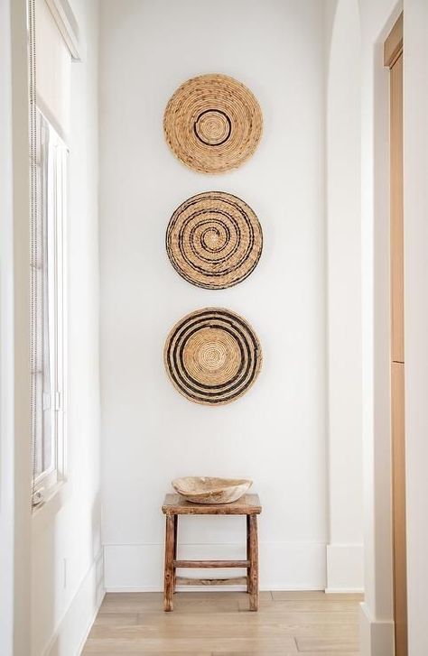 Decorating With Baskets On The Wall, Decorate With Baskets, Reka Bentuk Dalaman, Foyer Wall, Rustic Stools, Basket Wall Art, Crystal Cove, Casa Country, Basket Wall