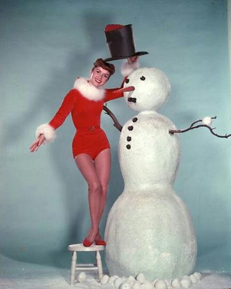 Christmas Pinup, Celebrity Christmas, Hollywood Christmas, Vintage Christmas Photos, Debbie Reynolds, Christmas Photoshoot, Old Fashioned Christmas, Christmas Pins, Christmas Past