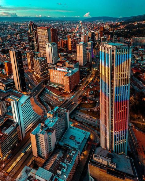 204 Me gusta, 7 comentarios - Yo Vivo Bogotá (@yovivobogota) en Instagram: "¡Buenos días Bogotá! 📸 @vimarovi #bogota🇨🇴 #bogota #bogotá #yovivobogota #live #igers…" Colombia Photography, Evening Photography, City Photography, Latin America, Empire State Building, Art Pictures, South America, Times Square, Around The Worlds