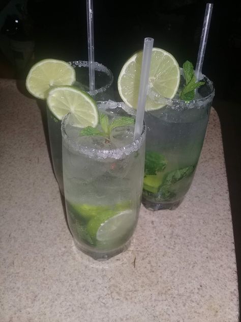 Mojitos refrescantes para un dia de calor Mojito Snapchat Story, Mojito Snap, Foto Drink, Drinks Photo, Virgin Mojito, Drink Photo, Vodka Drinks, Emotional Photography, Pretty Drinks