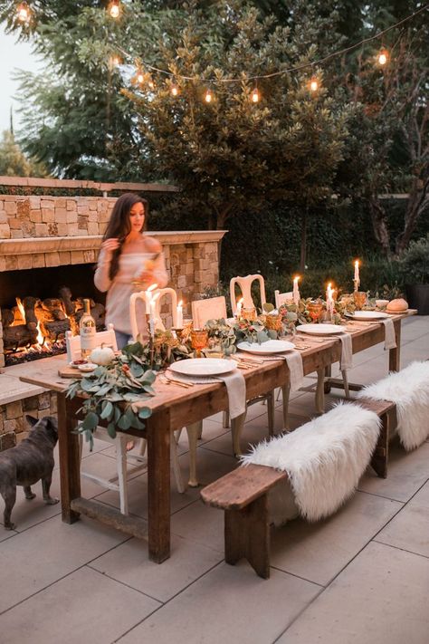 Outdoor Thanksgiving, Backyard Dining, Outdoor Dinner Parties, Cozy Patio, Outdoor Dinner, Thanksgiving Tablescapes, Table Set Up, Decor Minimalist, Outdoor Fireplace