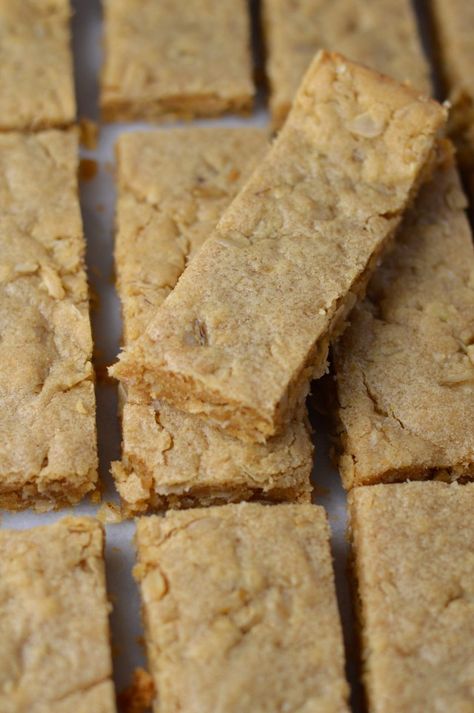 Peanut Butter Oat Bars, Peanut Butter Oat, Bites Recipes, Peanut Butter Oats, Granola Bar, Oat Cakes, Oat Bars, Breakfast Bars, Snack Attack