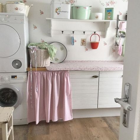 Shabby Chic Laundry Room, Estilo Shabby Chic, Vintage Laundry, Romantic Home Decor, Granny Chic, White Living, Romantic Homes, Laundry Rooms, Shabby Chic Homes