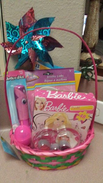 Barbie Basket, Barbie Easter Basket, Diy Gifts Birthday, Kids Diy Gifts, Disney Gift Bags, Raffle Gift Basket Ideas, Easter Basket Themes, Free Barbie, Girl Gift Baskets