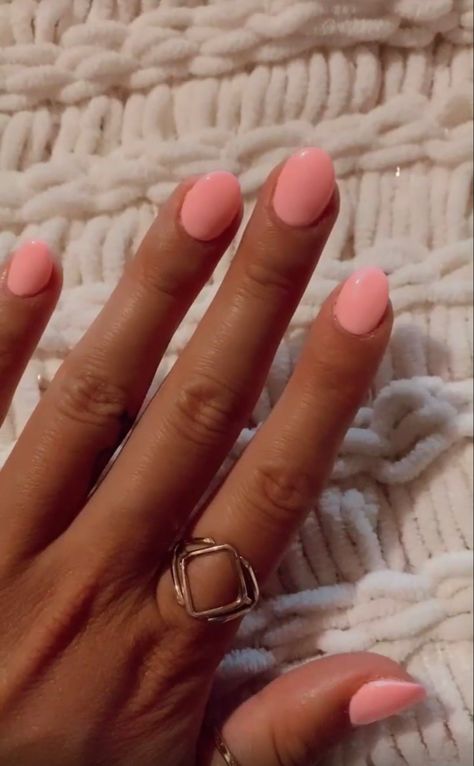 Peach Oval Acrylic Nails, Vacation Nails Short Round, Round Vacation Nails, Spring Nails 2023 Gel Short Round, Nail Ideas For Wide Nail Beds, Short Acrylic Nails Oval Simple, Acrylics For Short Nail Beds, Rounded Dip Nails, Short Oval Nails Ideas Spring