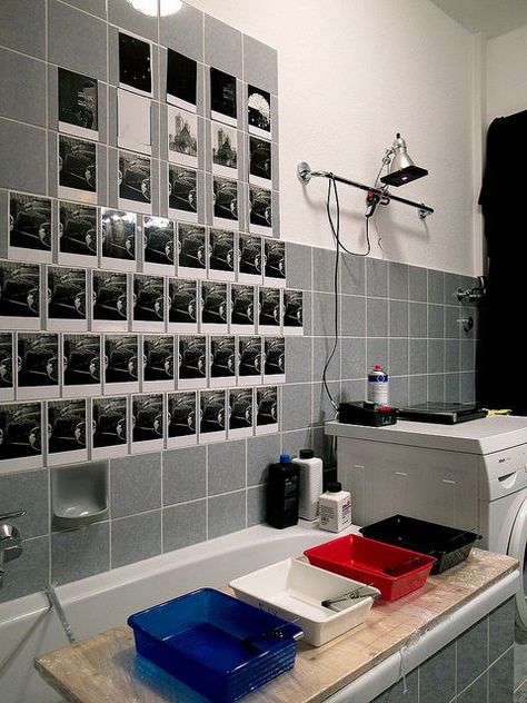 How to create a darkroom in your bathroom. From Lightstalking http://www.lightstalking.com/how-to-make-a-darkroom-in-your-bathroom Bathroom Darkroom, Darkroom Aesthetic, Darkroom Ideas, Film Development, Film Developing, Dark Room Photography, Photo Room, Camera Photos, Foto Tips