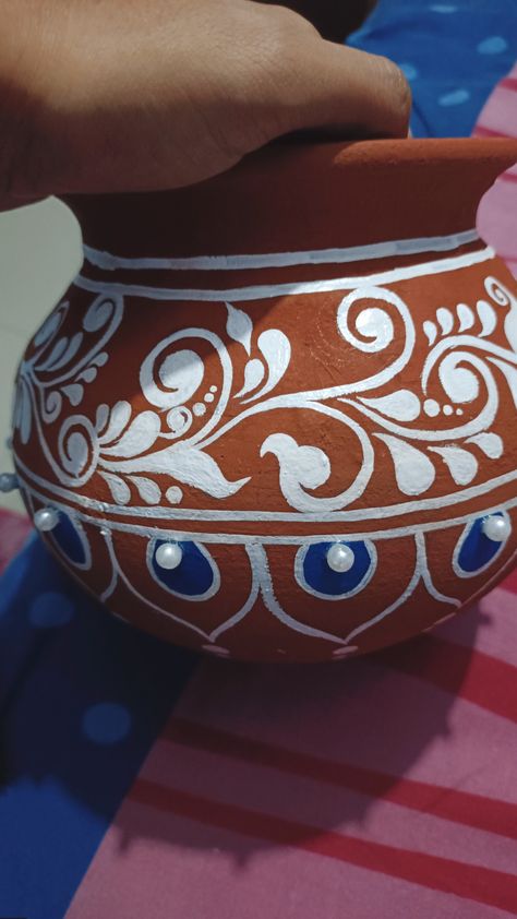 Straight Rangoli Designs, Clay Pot Designs Paint, Clay Pot Painting Ideas Indian, Pot Designs Painted Indian, Pot Designs Painted, Pot Decorating Ideas Indian, Pot Decorating Ideas, Boho Arts, Puja Decoration