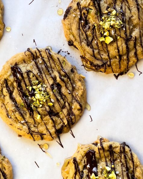 Traditional Middle Eastern Baklava but in cookie form. These cookies are filled with everything that’s found in traditional chocolate Baklava like; pistachios, honey, walnuts, chocolate and even more honey. With the addition of brown butter and flakey sea salt for extra flavor. It taste so much like the real thing and takes me back to Greece with every bite. My family and friends said the cookies are better than the original dessert. Vist https://cookieeclub.com/extremely-delicious-chocolate-baklava-cookies/ For the full recipe! Baklava Cookies Recipe, Baklava Cookies, Honey Walnuts, Chocolate Baklava, Eastern European Recipes, Middle East Recipes, Pistachio Cookies, Egg Fast, Chocolate Eggs