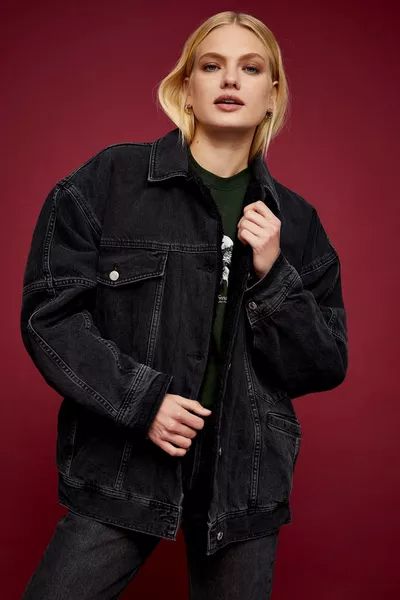 IDOL Washed Black Denim Oversized Borg Lined Jacket as part of an outfit Denim Hacks, Fitted Denim Jacket, Borg Jacket, Printed Denim Jacket, Lined Denim Jacket, Topshop Jeans, Oversized Denim Jacket, Friends Fashion, Printed Denim