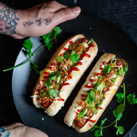 It's National Hot Dog month this July in the US so let's get HOT🔥 We take the humble hot dog up a notch with these quick and easy plant-based dogs. With vegan cheese, spicy chorizo, pickled jalapeños, fried onions and two sauces. They’re irresistible AND only take 15 mins to create.Check out the link for the full recipe👨‍🍳 Vegan Hot Dog, Hot Diggity Dog, Cheese Vegan, Plant Based Cheese, Garlic Mayo, Cheese Dog, Pickling Jalapenos, Sriracha Sauce, Easy Plants