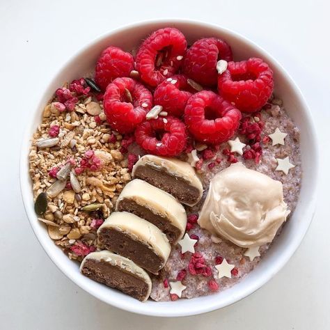 White Chocolate Oats, Porridge Oats Recipes, White Chocolate Granola, Porridge Toppings, Peanut Bar, Oatmeal Yogurt, Yoghurt Bowl, Protein Oats, Chocolate And Raspberry