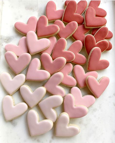 Heart Cookies Decorated, Valentines Day Sugar Cookies, Valentine Cookies Decorated, Heart Sugar Cookie, Valentine Sugar Cookies, Valentines Cookies, Cookie Bakery, Sugar Cookie Royal Icing, Dog Birthday Cake