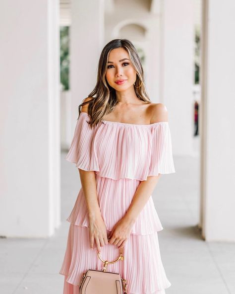 Dresses to Wear to a Beach Wedding: The Complete Guide - Lulus.com Fashion Blog Beach Formal Attire, Beach Attire For Women, Indian Beach Wedding, Formal Attire Women, Attire Guide, Beach Wedding Outfit, Beach Formal, Wedding Outfits For Women, Beach Wedding Attire