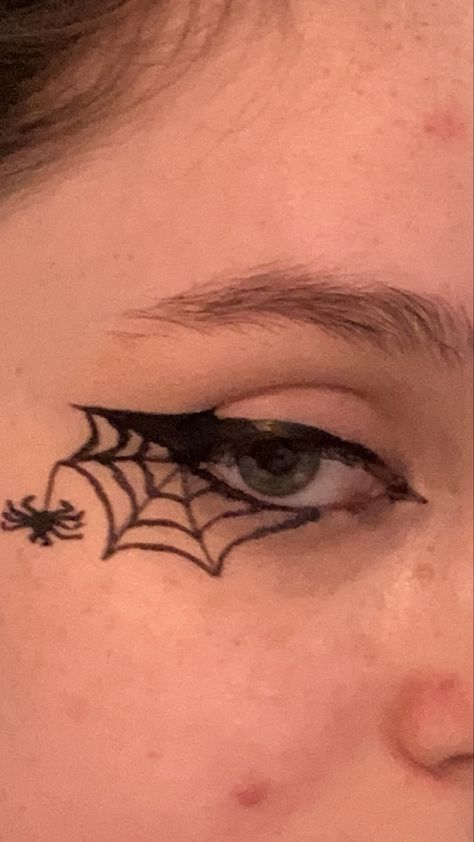 Spiderman Makeup Ideas, Spider Man Eyeliner, Spider Web Eyeliner, Web Eyeliner, Halloween Liner, Spiderweb Eyeliner, Spider Man Face Paint, Spiderman Makeup, Holloween Makeup